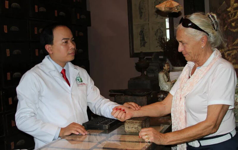 Kỳ lạ người bắt mạch ra nhiều bệnh mà Tây y chưa chẩn đoán được