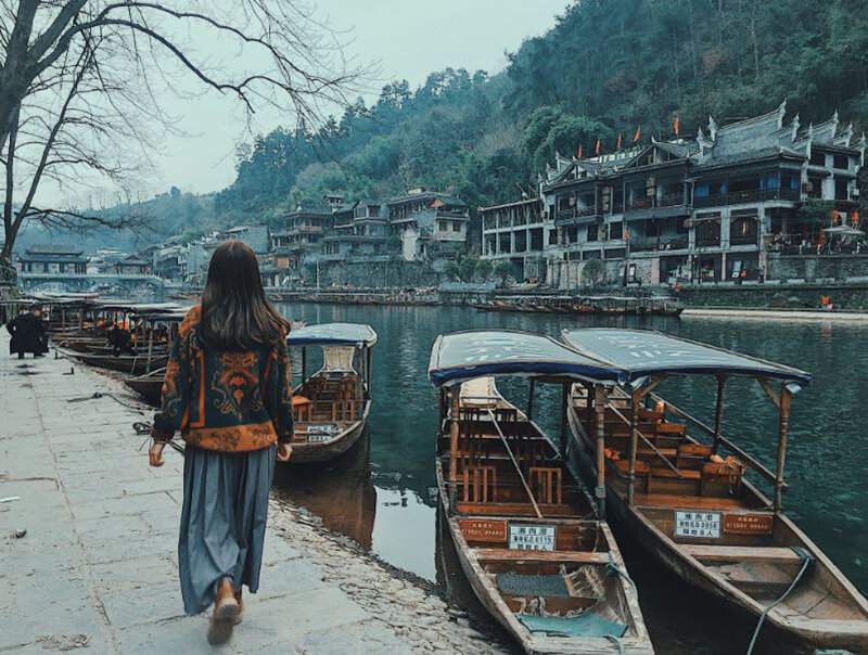 di-du-lich-mot-minh-theo-tour
